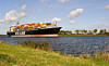 Frachter im Noordzeekanaal (Niederlande)